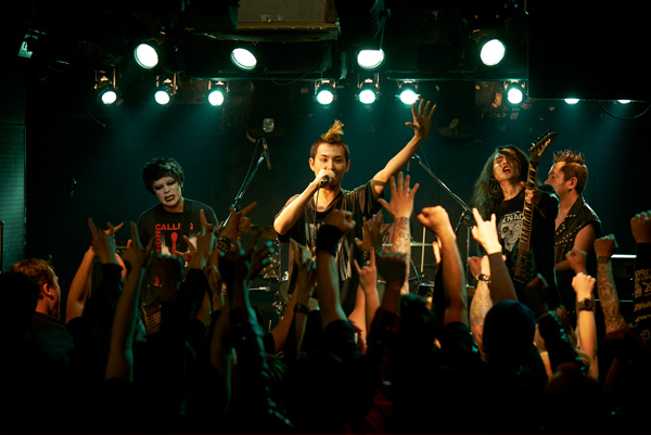 松田龍平のライブシーン、映画『モヒカン故郷に帰る』より