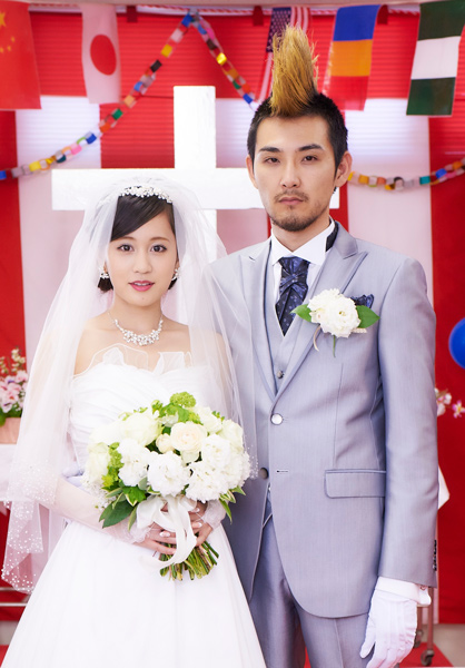 松田龍平と前田敦子の結婚式写真、映画『モヒカン故郷に帰る』より