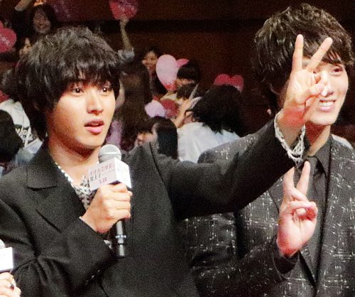 ピースする山﨑賢人、映画『オオカミ少女と黒王子』ジャパンプレミアにて