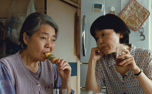 篠田淑子（樹木希林）と長女の中島千奈津（小林聡美）、映画『海よりもまだ深く』（是枝裕和監督）より