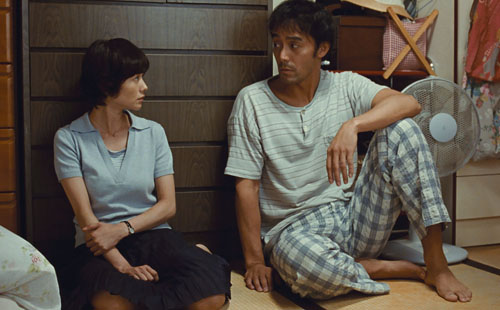 良多（阿部寛）と元妻の白石響子（真木よう子）、映画『海よりもまだ深く』（是枝裕和監督）より