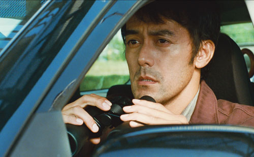 良多（阿部寛）は探偵として興信所で働く、映画『海よりもまだ深く』（是枝裕和監督）より