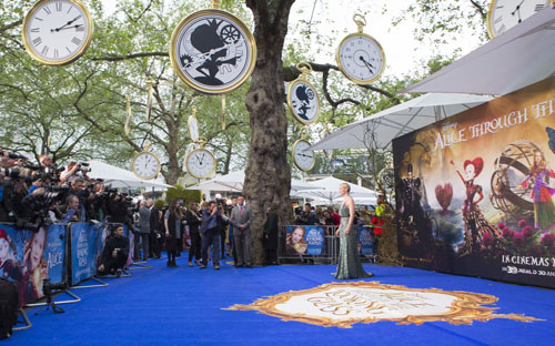 カメラマンに囲まれるミア、映画『アリス・イン・ワンダーランド／時間の旅』ワールドプレミアにて