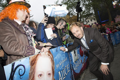 ジェームズ・ボビン監督、映画『アリス・イン・ワンダーランド／時間の旅』ワールドプレミアにて