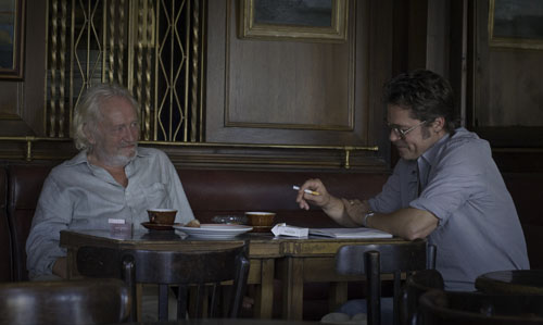 ローランド（ブラッド・ピット）が愚痴をこぼすことも、映画『白い帽子の女』より