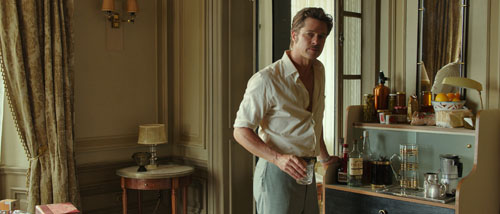 ローランド（ブラッド・ピット）なりにヴァネッサ（アンジェリーナ・ジョリー・ピット）を気遣うが、映画『白い帽子の女』より