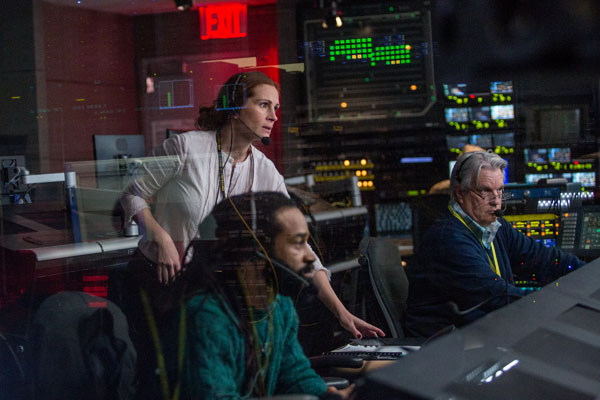 Carsey Walker, Jr. (Sam Shaw), Julia Roberts (Patty Fenn) and James Warden (Jim) manage the control room in TriStar Pictures' MONEY MONSTER.