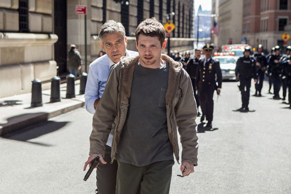 Lee Gates (George Clooney) is held hostage by Kyle Budwell (Jack O'Connell) as police Captain Marcus Powell (Giancarlo Esposito) and his fellow officers follow behind on the streets of New York in TriStar Pictures' MONEY MONSTER.