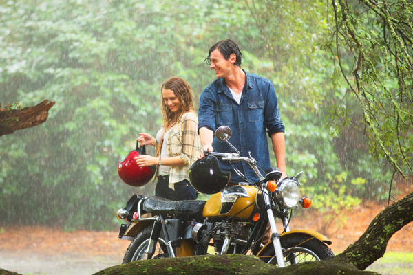 テリーサ・パーマーとベンジャミン・ウォーカー、映画『きみがくれた物語』（ロス・カッツ監督）より