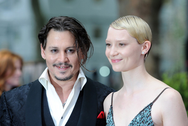 カメラ目線のジョニー、そしてミア、映画『アリス・イン・ワンダーランド／時間の旅』ワールドプレミアinロンドンにて