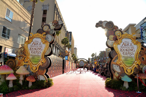 映画『アリス・イン・ワンダーランド／時間の旅』USプレミア会場El Capitan Theatre前に豪華レッドカーペット