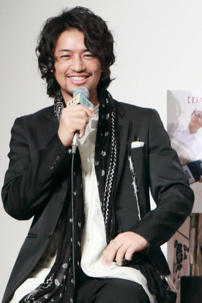 斎藤工、藤山直美より「打楽器を忘れた南米のミュージシャン」のキャッチフレーズをいただく