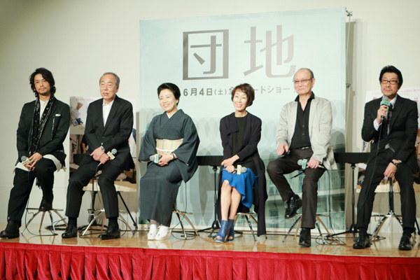 息のあったかけあいを展開していく登壇者たち、映画『団地』完成報告会見にて