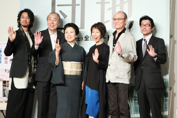 テレビカメラに向かって手を振る登壇者たち、映画『団地』完成報告会見にて