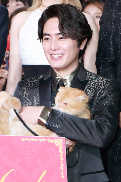 間宮祥太朗に抱っこされて、高台家の愛猫のヨシマサも