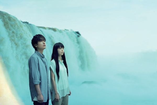 佐藤健と宮﨑あおい、イグアスの滝の前で。映画『世界から猫が消えたなら』（永井聡監督）より