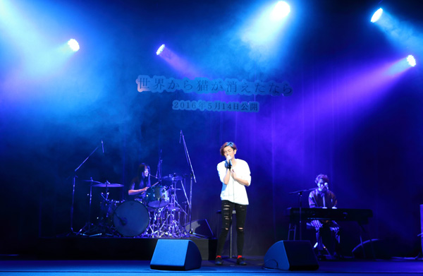 HARUHIが、映画『世界から猫が消えたなら』主題歌「ひずみ」をライブ披露