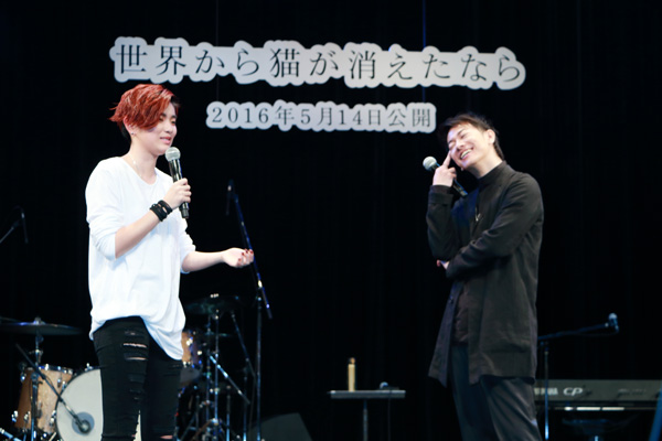 HARUHIと佐藤健、映画『世界から猫が消えたなら』イベント試写会にて