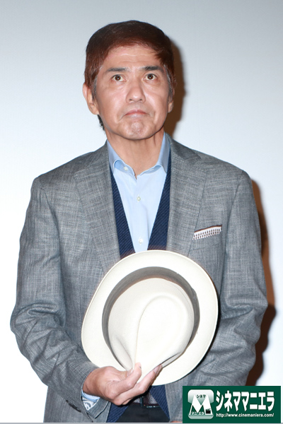 観客に向け帽子を脱いで一礼する佐藤浩市、映画『64-ロクヨン-前編／後編』大ヒット御礼舞台あいさつにて