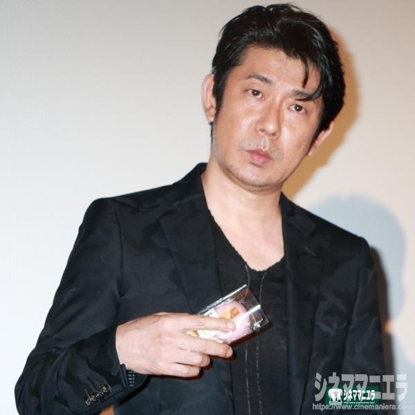 お饅頭を手にしてもクールな永瀬正敏、映画『64-ロクヨン-前編／後編』大ヒット御礼舞台あいさつにて