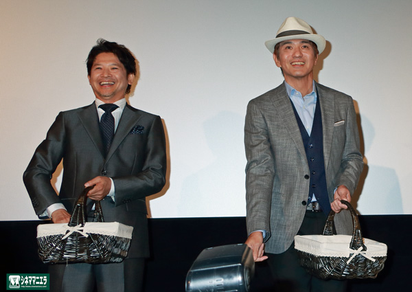 いい笑顔です！佐藤浩市ら、お饅頭を観客６４名にプレゼント