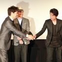互いに両手で握手した緒形直人と永瀬正敏、映画『64-ロクヨン-前編／後編』大ヒット御礼舞台あいさつにて