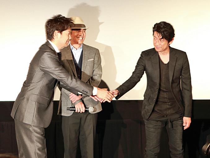 互いに両手で握手した緒形直人と永瀬正敏、映画『64-ロクヨン-前編／後編』大ヒット御礼舞台あいさつにて