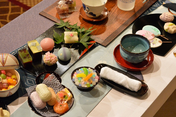 ミア・ワシコウスカの目の前のテーブルセットはこんな感じ、映画『アリス・イン・ワンダーランド／時間の旅』来日お茶会会見