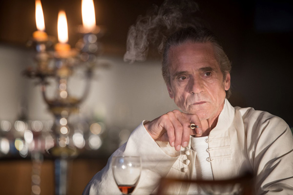 英国紳士のジェレミー・アイアンズ、映画『ハイ・ライズ』（ベン・ウィートリー監督）