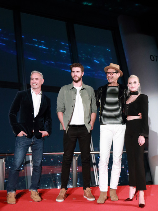 背後に宇宙船が出現！ローランド・エメリッヒ監督、リアム・ヘムズワース、ジェフ・ゴールドブラム、マイカ・モンロー