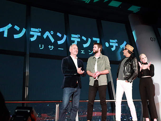 映画『インデペンデンス・デイ：リサージェンス』来日記念会見のエメリッヒ監督、リアム・ヘムズワース、ジェフ・ゴールドブラム、マイカ・モンロー