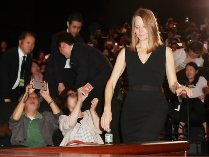 ＜ジョディ・フォスター＞観客の写真撮影ＯＫで撮られまくり