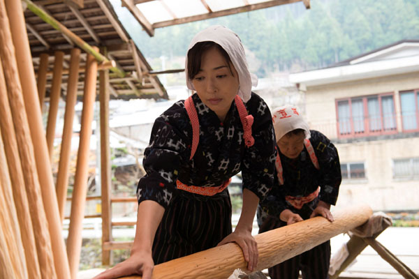 中田苗子（松雪泰子の１人二役）、映画『古都』（Yuki Saito監督）より