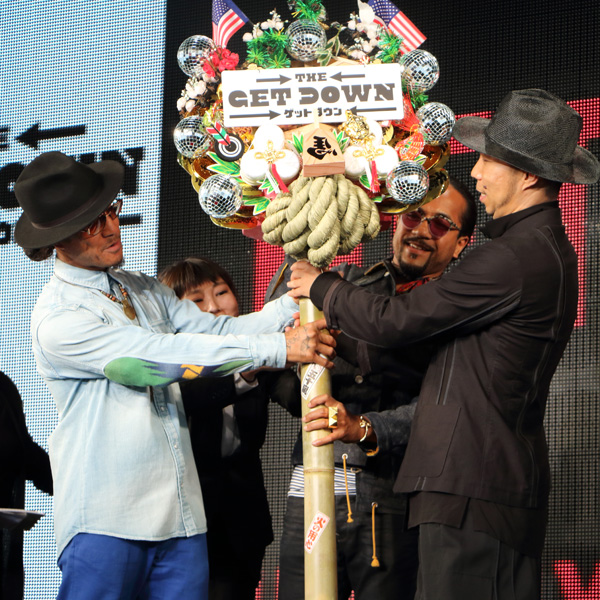 USA、リッチ + トーン・タローガより特製の熊手を受け取る