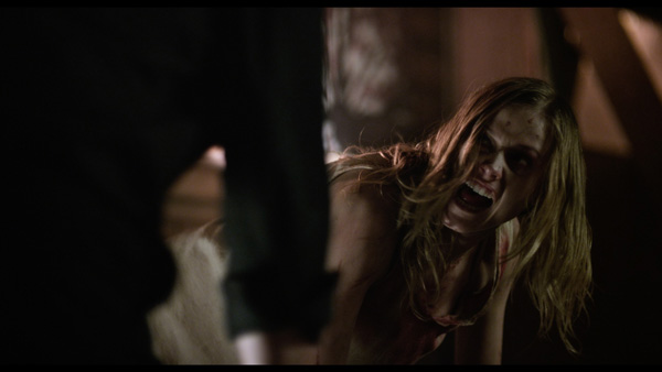 アンジェラに憑いたのは古代悪魔！　映画『バチカン・テープ』（マーク・ネヴェルダイン監督）より