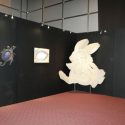 ゴールデンボンバーのおふたりの作品はこちらのスペースに、「アリスと時間のアート展」にて