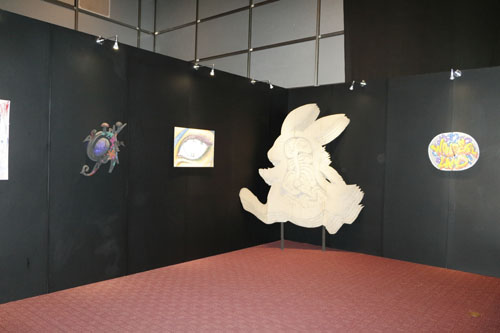 ゴールデンボンバーのおふたりの作品はこちらのスペースに、「アリスと時間のアート展」にて