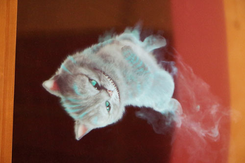鏡の中に「チェシャ猫」が！回転ののち、ドロンと煙になって消えます