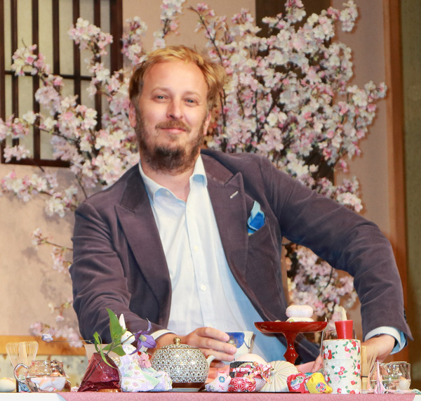 ジェームズ・ボビン監督、映画『アリス・イン・ワンダーランド／時間の旅』来日お茶会会見にて