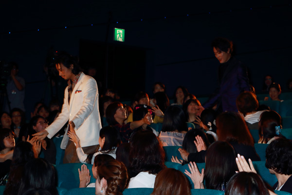 斎藤工の発案で客席をぬって登壇、映画『高台家の人々』公開記念舞台あいさつイベント