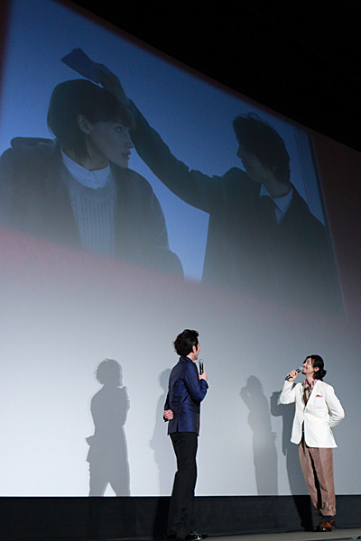 濡れた髪をハンカチでポンポン、映画『高台家の人々』より