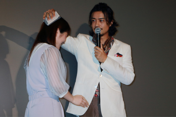 濡れた髪をハンカチでポンポンを再現する斎藤工