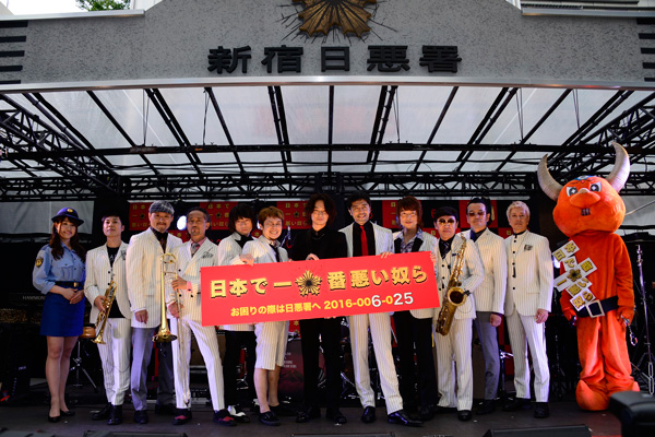 大興奮の綾野剛、東京スカパラダイスオーケストラfeat.Ken Yokoyamaの皆さんと