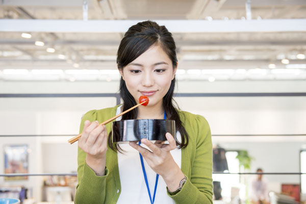 プチトマトを見つめる川口春奈、映画『にがくてあまい』（草野翔吾監督）