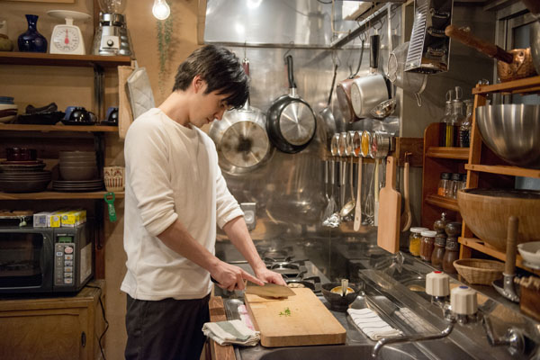 包丁さばきをみせる林遣都、映画『にがくてあまい』（草野翔吾監督）