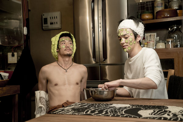 きゅうりパックをする淵上泰史と林遣都、映画『にがくてあまい』（草野翔吾監督）