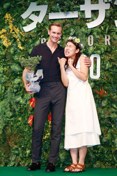 アレクサンダー・スカルスガルド「カエルを触れる女性が好き?!」