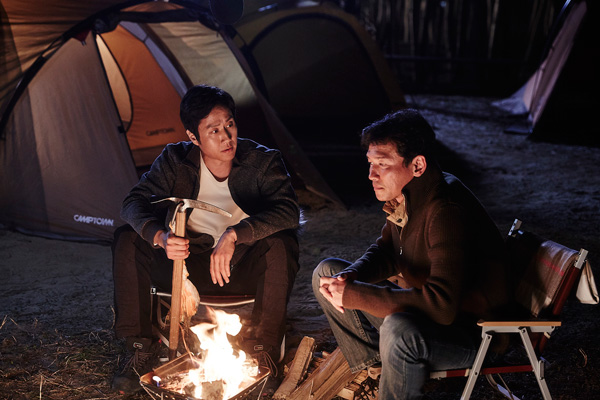 登山家オム・ホンギル（ファン・ジョンミン）と後輩ムテク（チョンウ）、映画『ヒマラヤ～地上8,000メートルの絆～』より