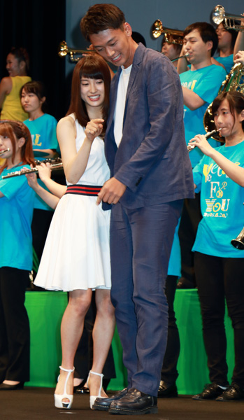爽やか高校生カップルを演じた土屋太鳳と竹内涼真、映画『青空エール』完成披露試写会舞台あいさつにて