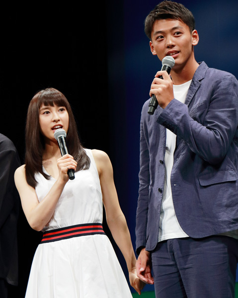 土屋太鳳と竹内涼真、映画『青空エール』完成披露試写会舞台あいさつにて